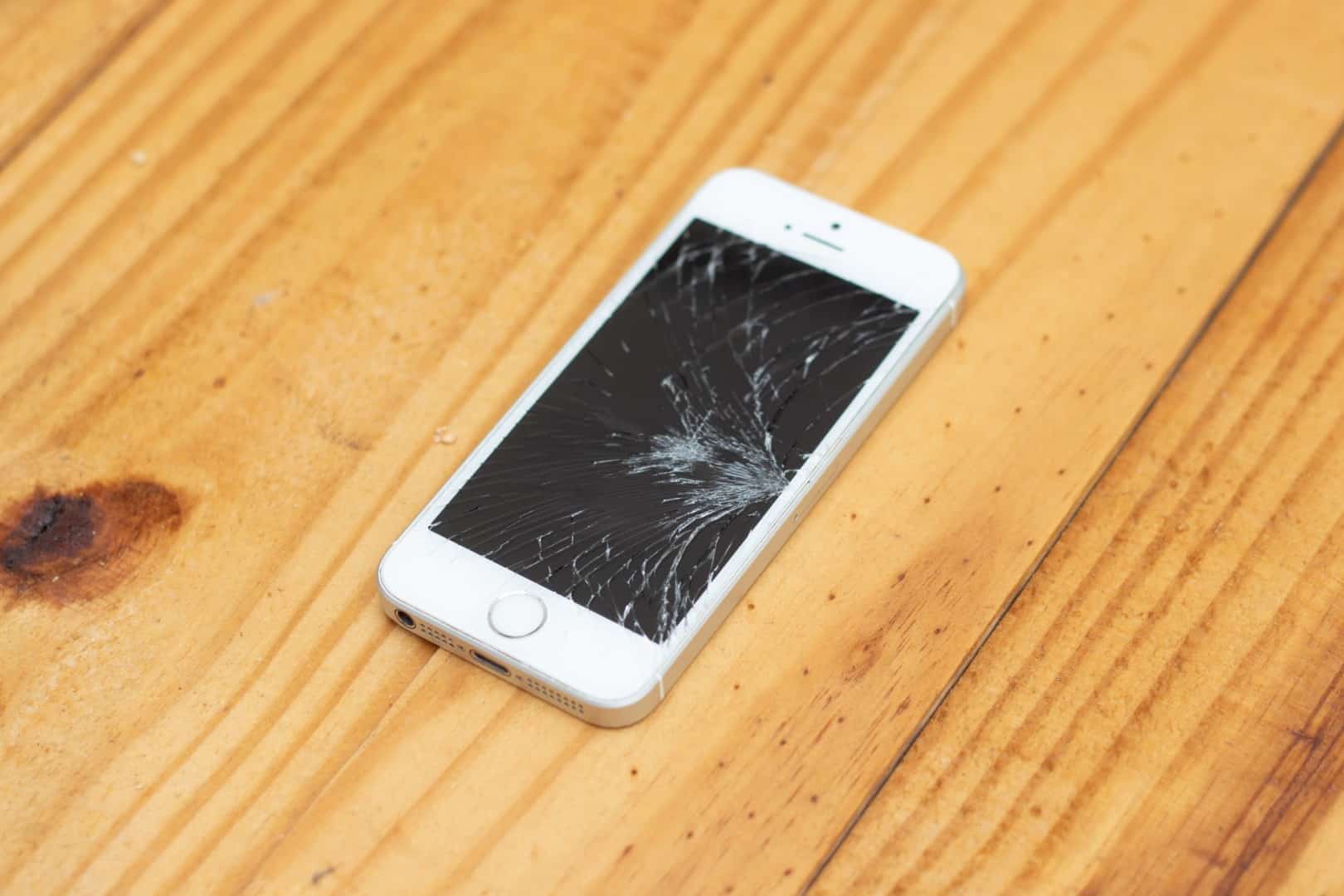 Celular iPhone em bancada de assistência técnica